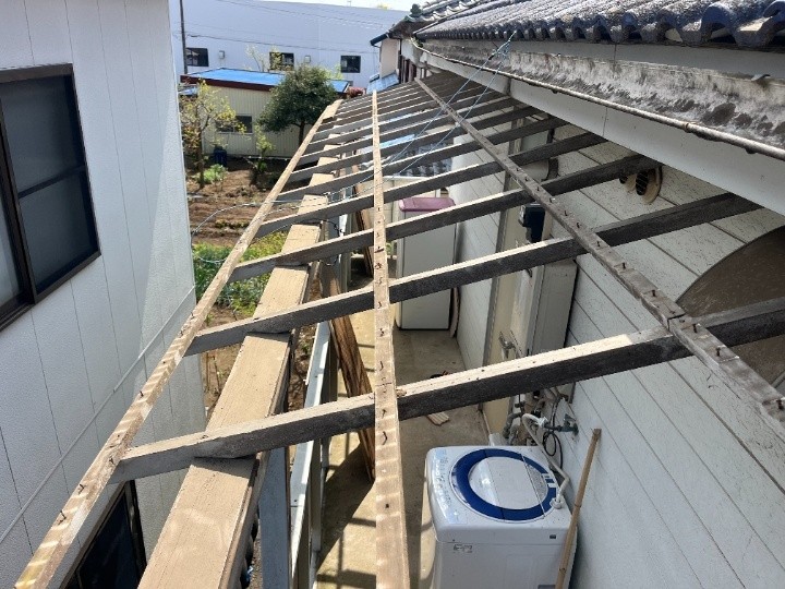 既存波板の撤去後、骨組みを露出させて作業準備
