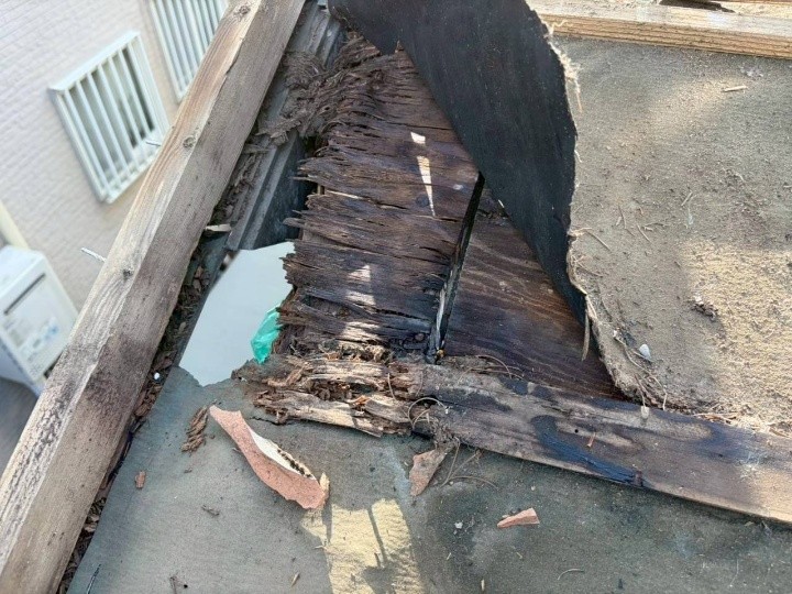 下地材の腐食と欠損が進んだ状態