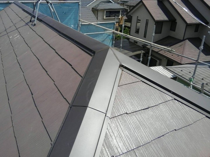 新しい棟板金の取り付けと継ぎ目の防水処理
