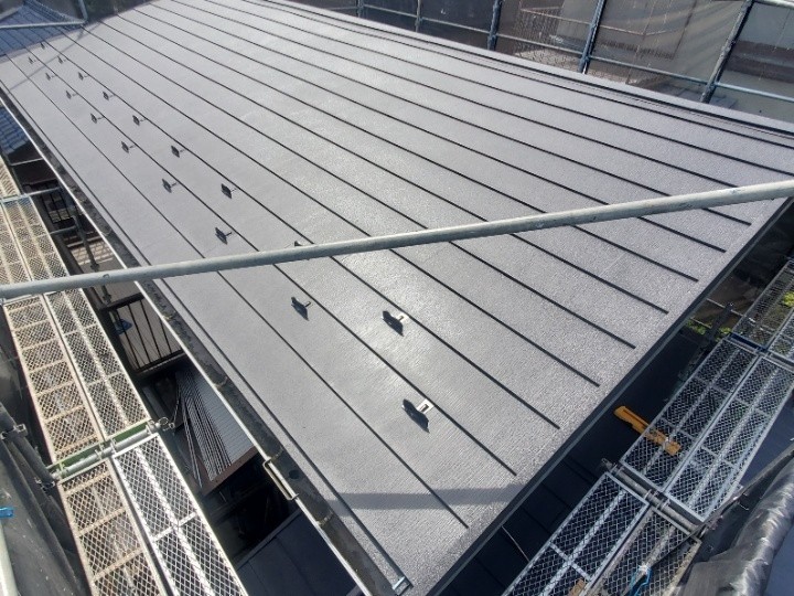 築30年屋根にスーパーガルテクト（Sシェイドブラック色）を採用したカバー工事を実施