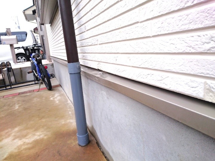 駐車場にある凹んだ雨樋にパナソニック竪樋６０を採用して交換工事