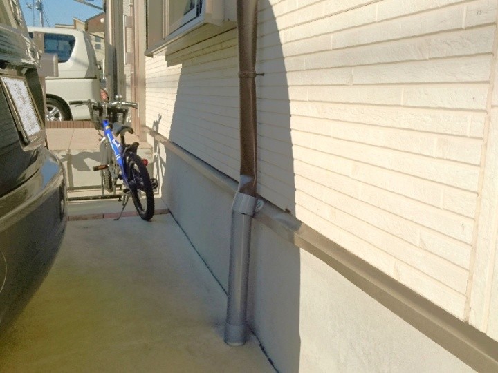 駐車場にある凹んだ雨樋