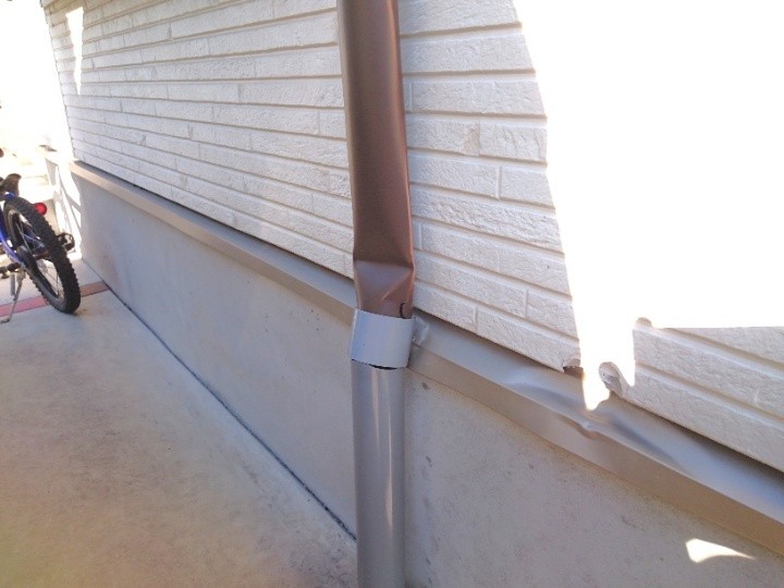 駐車場側の竪樋の大きな変形