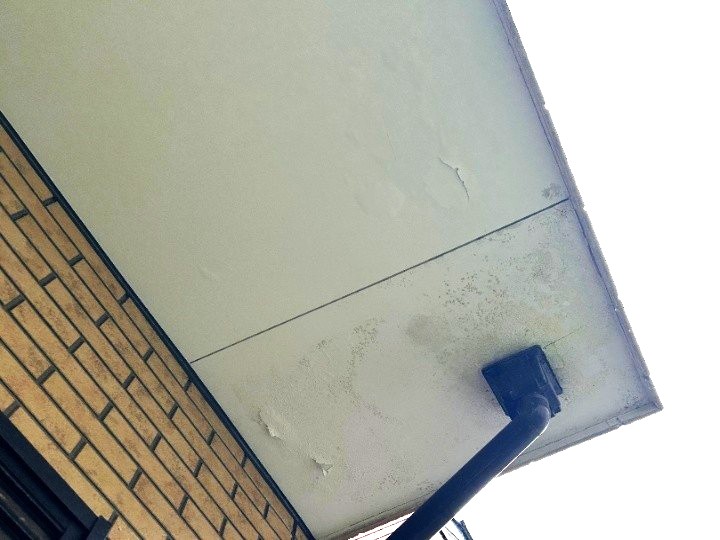 雨染みが目立つ軒天