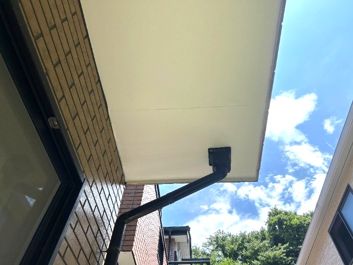 雨染みが目立つ軒天に交換工事を実施