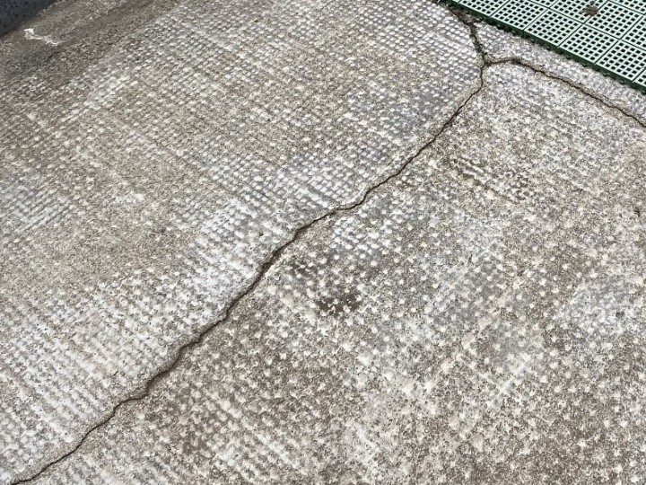 ヒビ割れが連続し、水の通り道になりやすい状態