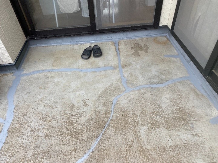 ヒビ割れのシーリング補修で下地を整える