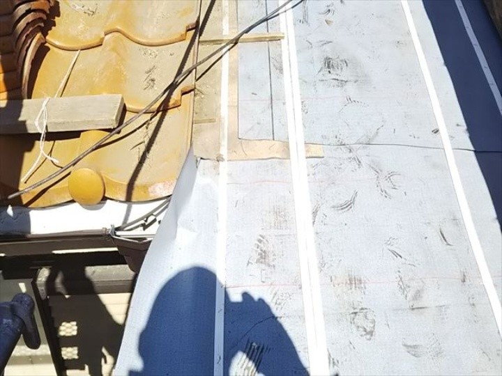 新しい防水紙を敷設し、雨水の流れを作り直す
