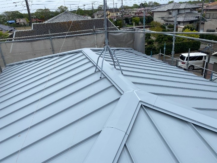 雨漏りしたスレート屋根にタフビーム333を採用した屋根カバー工事を実施