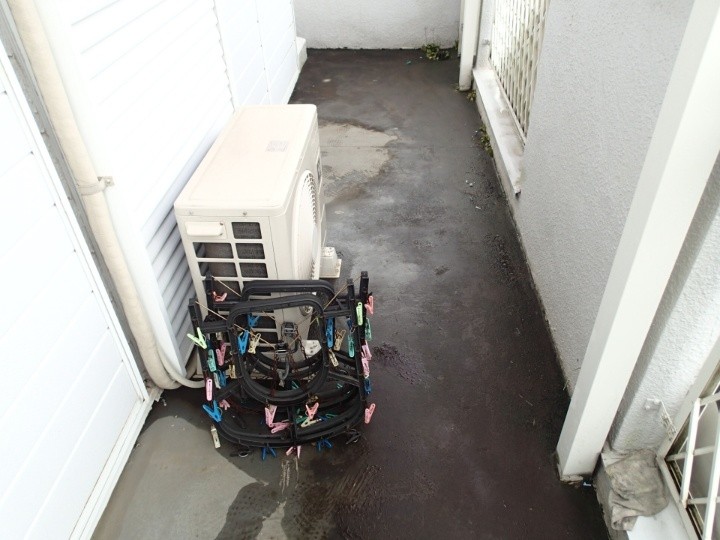 雨漏りした築30年バルコニーの状態