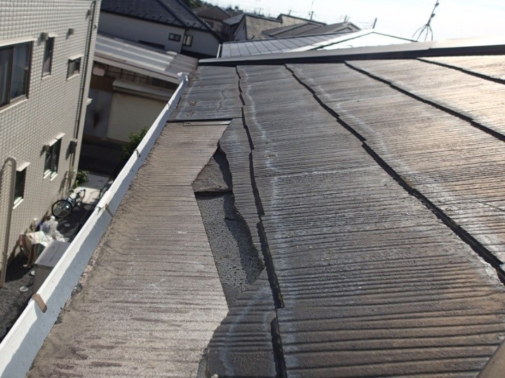 割れと欠損が目立つ軒先部分