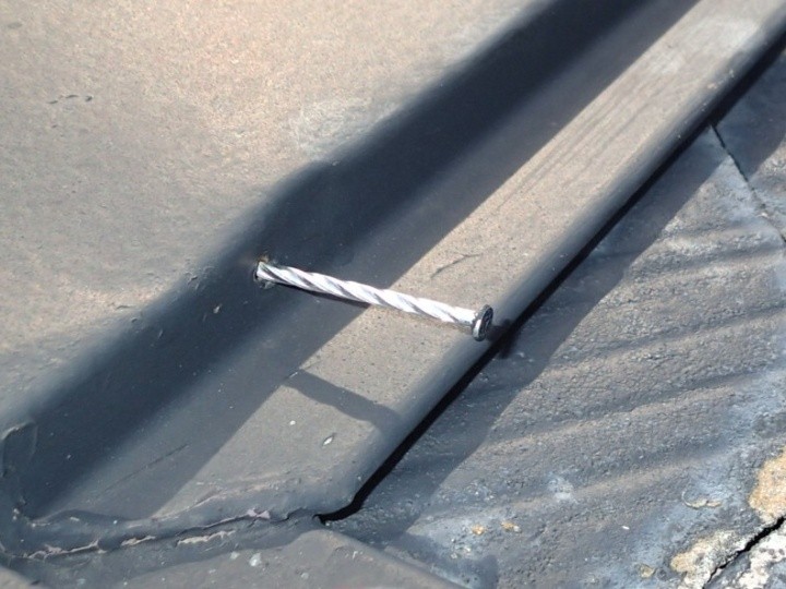 施工時の釘が露出している状態