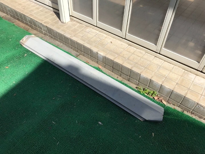 敷地内に落下していた棟板金