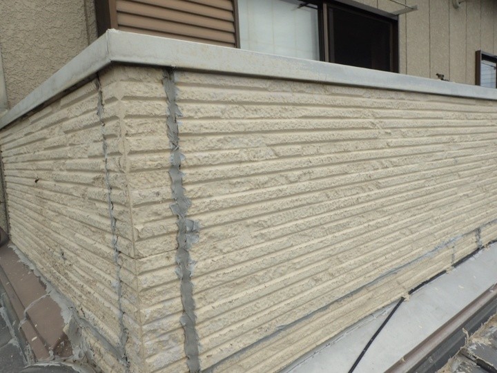 既存外壁の亀裂と補修跡