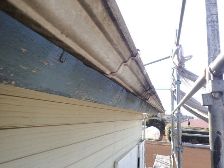 歪んで排水不良を起こした雨樋（グンバイDL55）