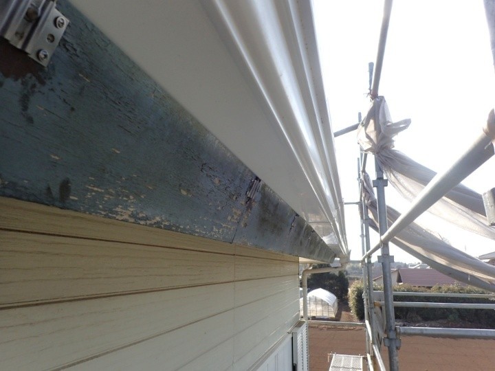 歪んで排水不良を起こした雨樋グンバイDL55に部分交換工事を施工