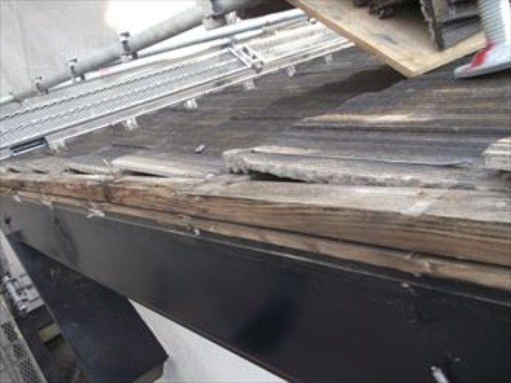 ケラバ瓦に補修工事前の屋根