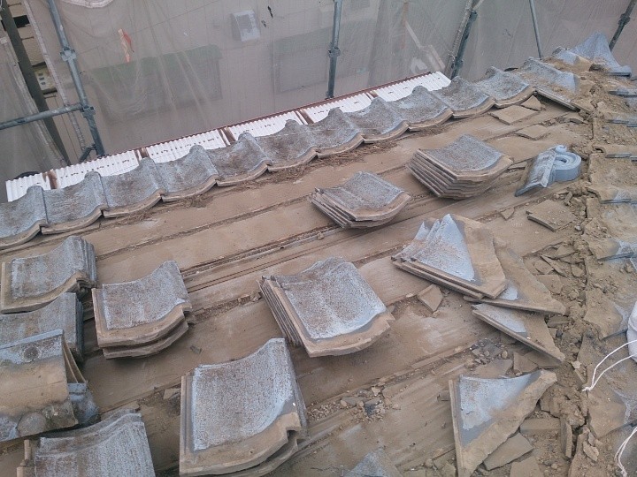 瓦おろしと撤去材の整理