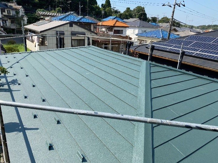 スレート屋根にスーパーガルテクトで屋根カバー工事したお住まい
