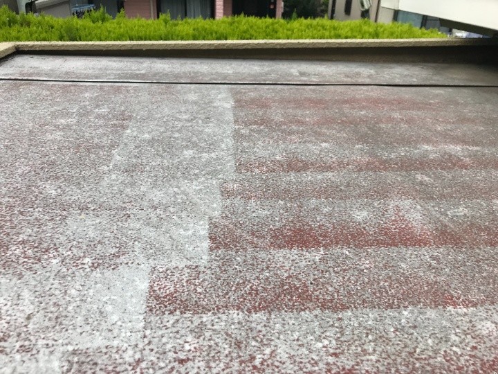 「軒天交換工事＋ウレタン塗膜防水工事」する前の玄関庇