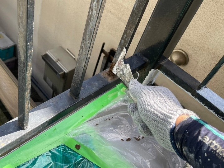 ケレン作業による錆び・浮き塗膜の除去と養生