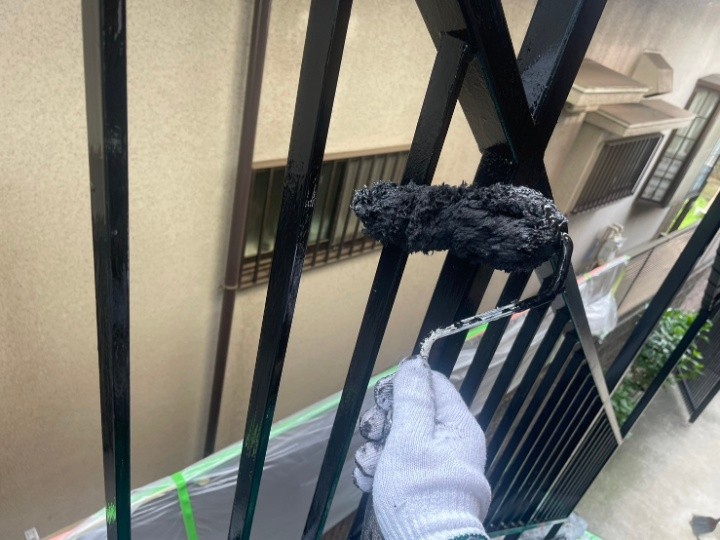 中塗り・上塗りはファインシリコンフレッシュⅡで塗膜を重ねる