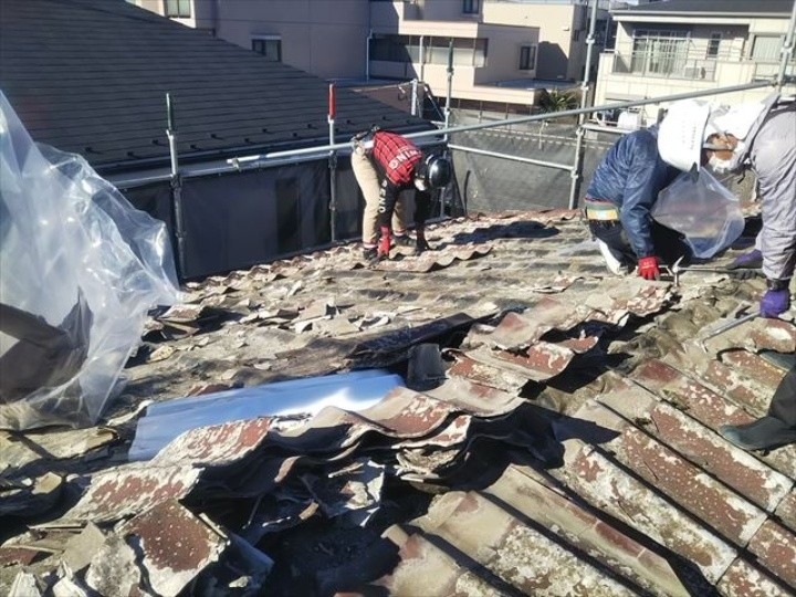既存屋根材の撤去と安全に配慮した作業動線