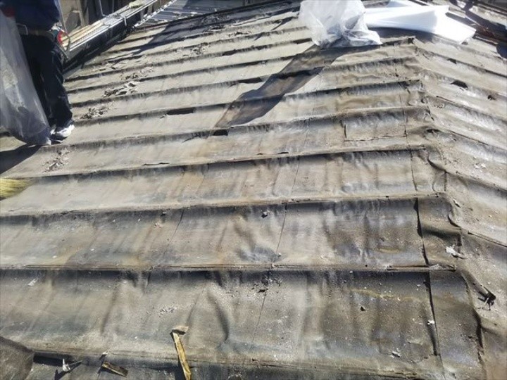 屋根材撤去後に見えた既存下地の状態