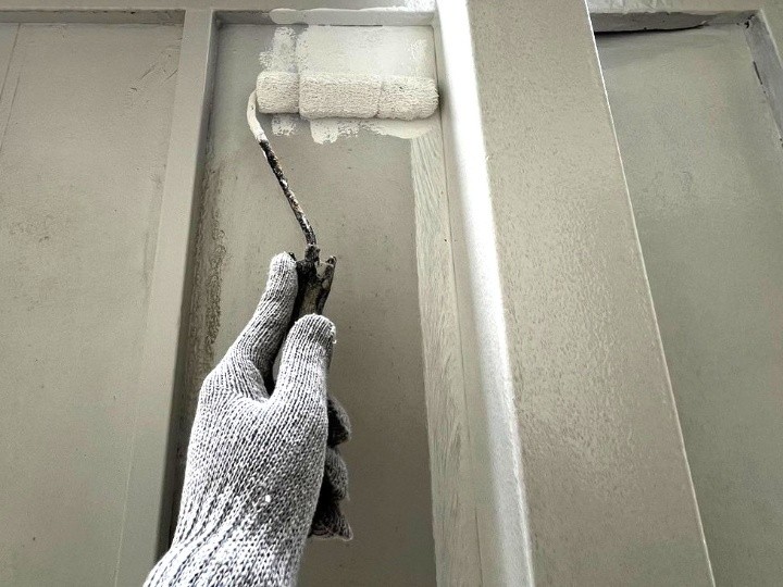 下塗りで密着性を高める工程