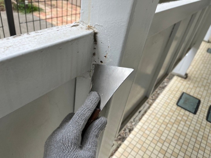 ケレン作業でサビと浮き塗膜を除去