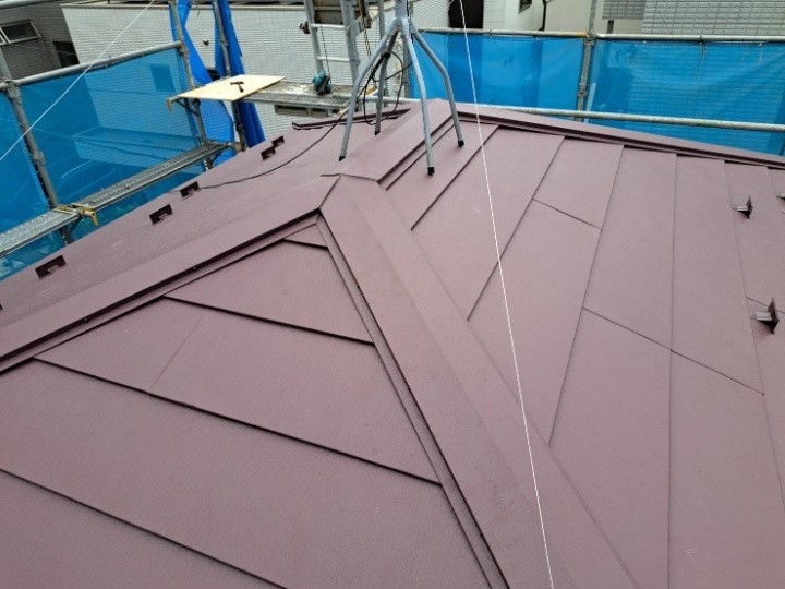 スーパーガルテクト（Sシェイドワインレッド）を用いた屋根カバー工事したお住まい
