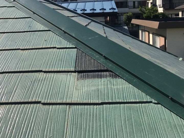 スレート屋根の欠損補修工事と棟板金部分交換工事を併せて施工してメンテナンス