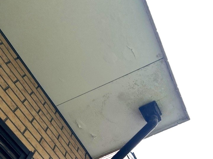 ベランダ軒天の雨染みと浮き