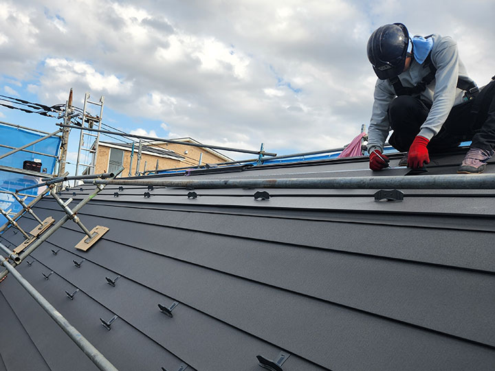 屋根リフォームの費用相場は？カバー工法・葺き替えの最新価格と人気屋根材を解説