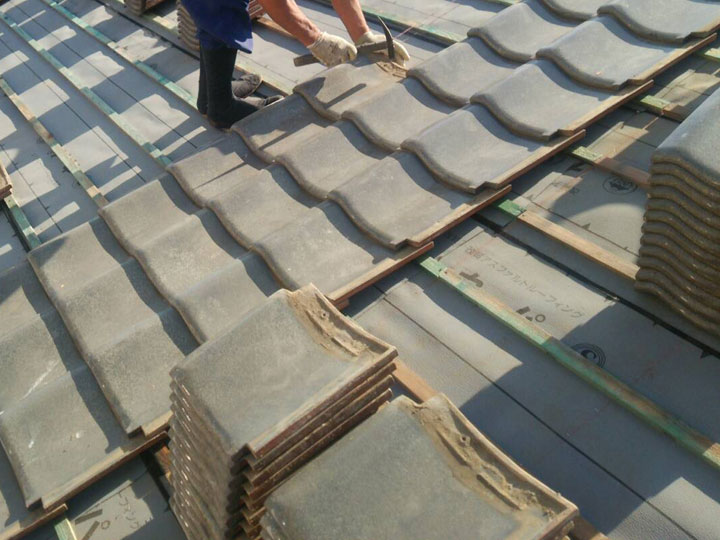 瓦の葺き直し費用はいくら？「葺き替え」と金額がさほど変わらない理由