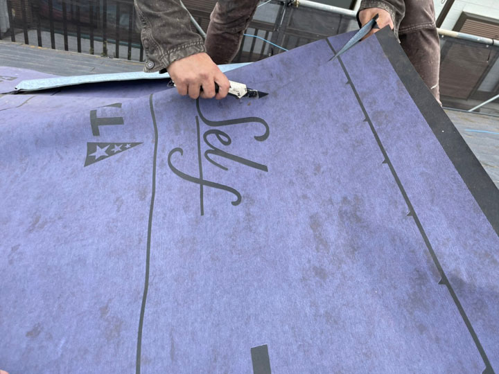 屋根を剥がさずにそのまま重ねる