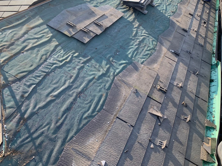 スレート葺き替えの時期はいつ？おすすめ屋根材とカバー工法との違いを解説