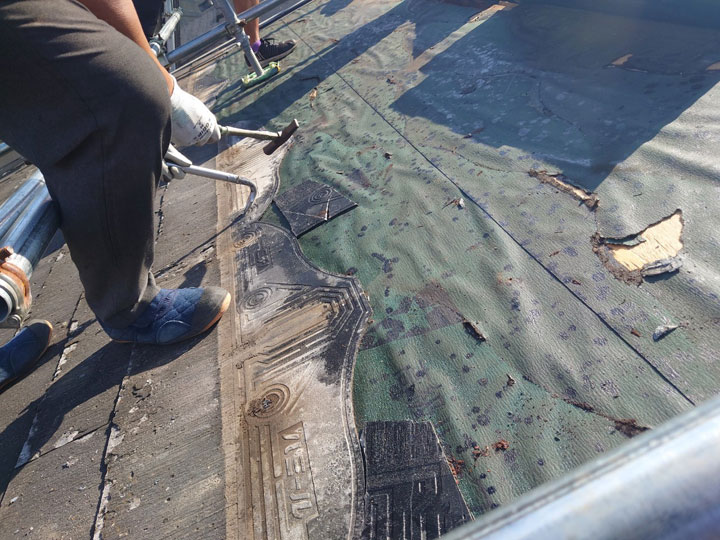 屋根葺き替えの様子