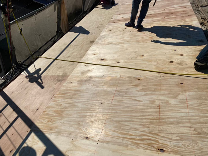 次に、屋根の下地となる野地板の状態を確認し、必要に応じて補修や張り替えを行います。