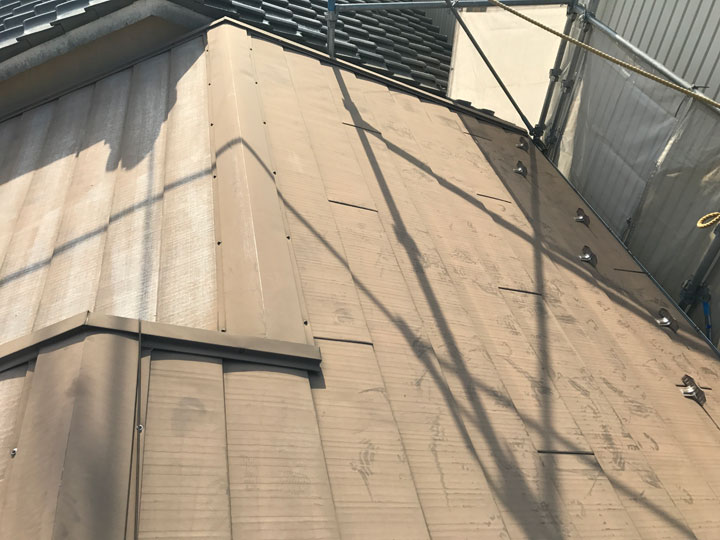 多少の劣化が見られるガルバリウム鋼板