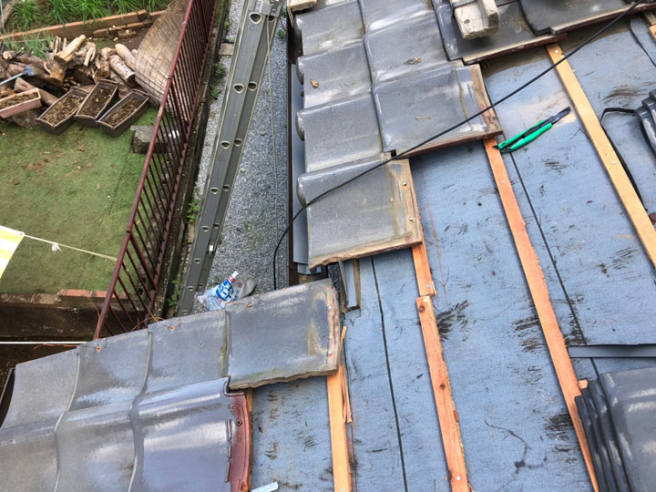 取り外した瓦を同じ順番で管理し、再度並べ直す必要がある