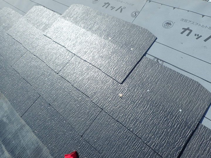 コロニアル葺き屋根の特徴と最新の評価、後悔しないメンテナンスをご紹介