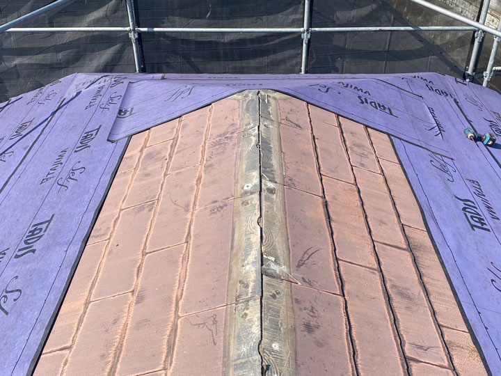 既存屋根の上にルーフィングを重ねます