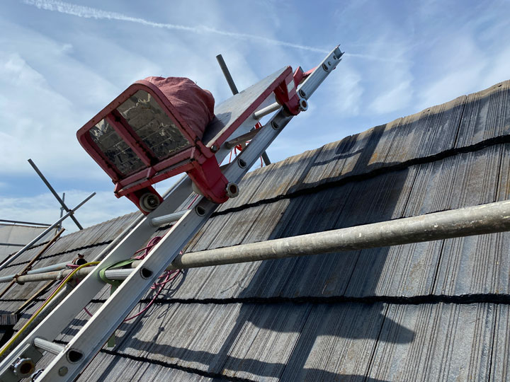 セメント瓦の工事中