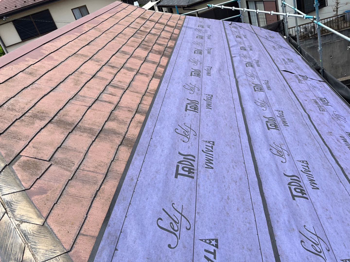 既存屋根の上にルーフィングを重ねます