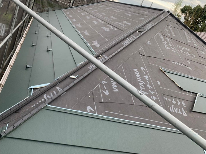 金属屋根と防水紙