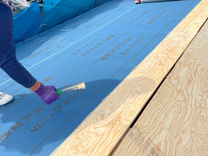 葺き替え工事でルーフィングを敷きます