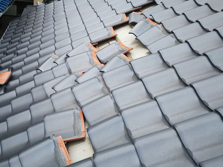 台風で発生した瓦のズレ