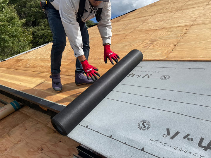 屋根材の下側で葺きます