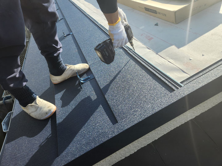 ガルバリウム鋼板の屋根材とは？特徴と選ばれる理由、他素材との違いも解説